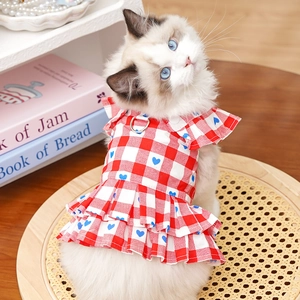 Détail de la robe pour chien à carreaux rouges avec cœurs bleus et anneau en D en métal