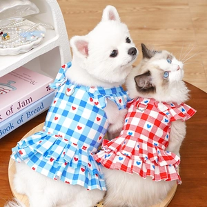 Robe de princesse pour chien motif à carreaux et cœurs avec anneau en D pour laisse inclus