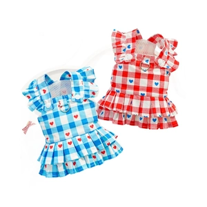 Robe pour chien style princesse à carreaux avec anneau en D et motifs de cœurs