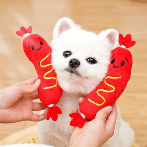Détail du jouet en peluche en forme de hot-dog avec broderie pour chiens et chats