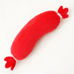 Détail d'un jouet en peluche saucisse rouge pour chiens montrant la texture douce
