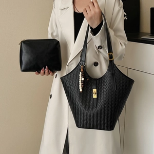 Sac seau chic en similicuir tressé noir avec boucle dorée et pompon à perles