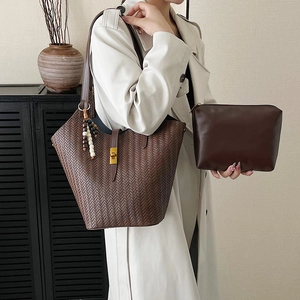 Sac seau tressé marron avec pochette assortie, fermoir doré rétro et pendentif perlé