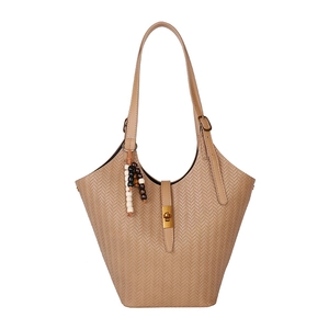Grand sac cabas marron à texture tressée avec fermoir doré et pendentif perlé