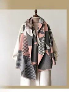 Détail d'une écharpe en imitation cachemire avec motifs pied-de-poule et fleurs à franges