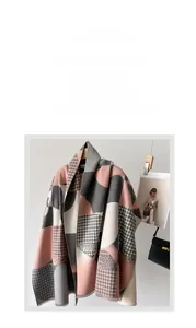 Détail d'un châle à carreaux en cachemire avec motif pied-de-poule rose et gris bicolore
