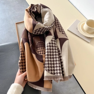 Détail d'un châle doux au toucher cachemire avec motif pied-de-poule et franges