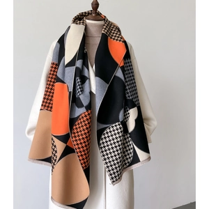 Détail de l'écharpe à carreaux color-block avec touches orange et franges délicates