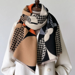Détail de châle au toucher cachemire à carreaux avec franges et motif pied-de-poule