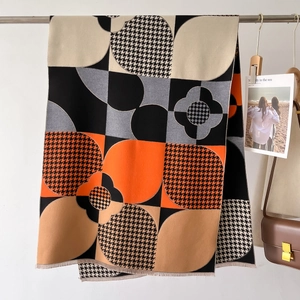 Détail d'une écharpe à carreaux avec motifs de coquelicots et bords à franges douces