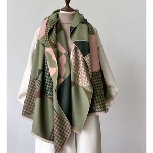 Détail du châle en imitation cachemire à carreaux avec motifs pied-de-poule et fines franges