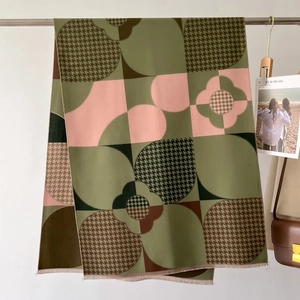 Détail d'un châle en cachemire à carreaux avec motifs pied-de-poule et fines franges