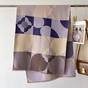 Détail de franges douces sur un châle à carreaux de luxe avec motifs floraux