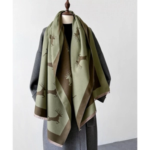 Détail d'une écharpe d'hiver épaisse vert olive à motif de cerf et franges douces