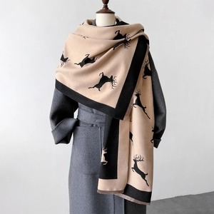 Écharpe d'hiver beige avec motifs de cerfs noirs et franges sur manteau gris