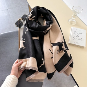 Détail de l'écharpe d'hiver avec motif de silhouette d'élan et bords à franges