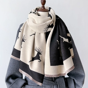 Écharpe d'hiver épaisse avec motifs d'élans noirs et bordures à franges sur un mannequin