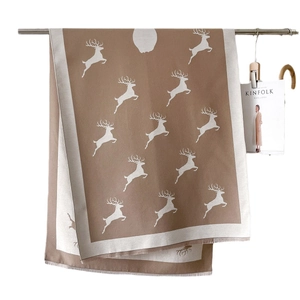 Écharpe d'hiver chic avec motif renne blanc et franges dans la couleur beige classique