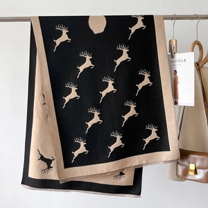 Écharpe en tricot noir et camel avec motif jacquard de renne de style vintage