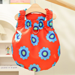 Dettaglio del vestito floreale arancione per cani con anello a D e trama plissettata