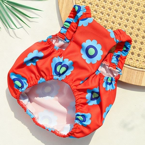 Dettaglio dei pantaloni igienici per animali a fiori rossi con vita elasticizzata