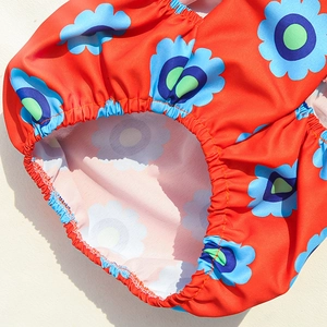 Dettaglio dei pantaloni per animali a fiori rossi con polsini elastici in cotone traspirante