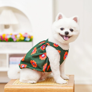 Abito a spalline per animali con motivi floreali arancioni su elegante tessuto verde