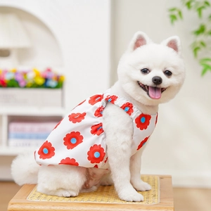 Abito estivo bianco per animali con motivi floreali rossi e dettagli elastici con volant