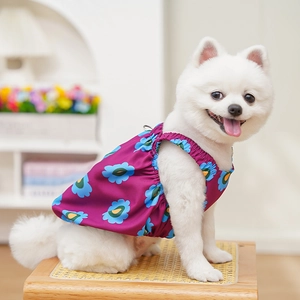 Dettaglio di un vestito viola per animali con motivo di girasole e cinturino elastico per cani