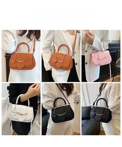 Detail der vielseitigen PU-Leder Handtasche mit Metallstab und modischem Anhänger