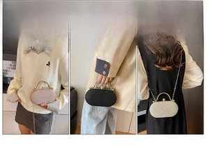 Elegante pochette da sera glitterata con manico in metallo e catena in rosa, nero e argento