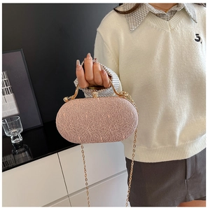 Borsa da sera in pizzo rosa con manico in metallo dorato e chiusura con perle