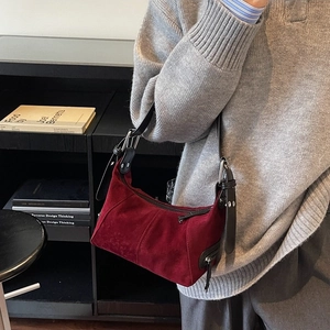 Borsa sottobraccio vintage in camoscio rosso scuro con tracolla in pelle nera e fibbie