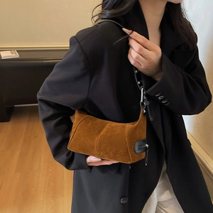 Borsa sottobraccio in pelle scamosciata marrone retrò con spalline in pelle nera sul modello