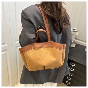 Detail der Wildleder-Tote-Bag mit Lederbesatz und zwei Riemen am Model gezeigt