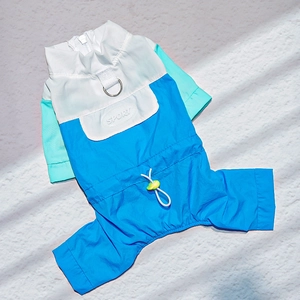 Détail d'une combinaison imperméable pour animaux avec anneau en D et logo SPORT