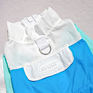 Détail de veste sport pour animaux avec fermeture éclair, anneau en D et badge SPORT