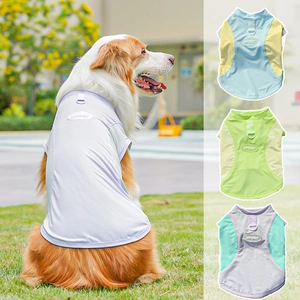 Detalle de chaleco refrescante para perro con anillo en D y logo deportivo variado