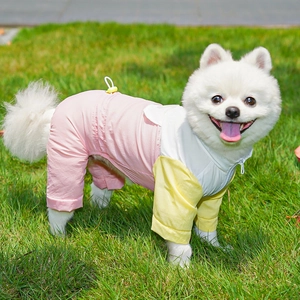 Vue détaillée d'une combinaison coupe-vent pour chien rose et jaune avec cordon de serrage
