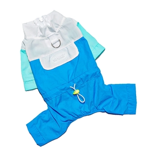 Détail de la veste légère coupe-vent pour chien avec gaufrage SPORT et anneau en D métal