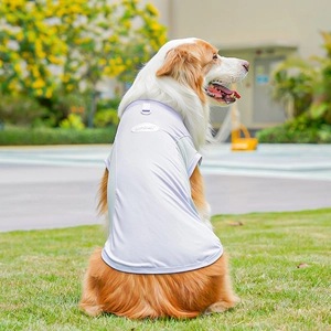 Detalle de camiseta refrescante lila para perro con insignia SPORT y anillo en D metálico
