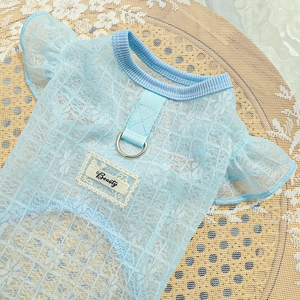 Detail eines hellblauen Haustier-Spitzenshirts mit Wellenstruktur und Metall-D-Ring