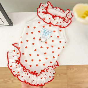 Détail de la robe pour animaux avec motif cœur, coton côtelé et anneau en D pour laisse