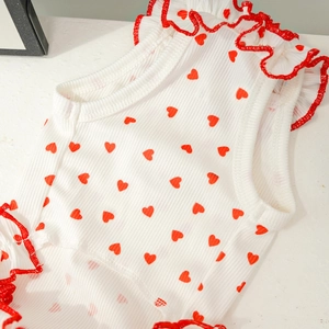 Detail eines Haustier-Sommerkleides mit roten Herzprints und Rüschenbesatz am Saum