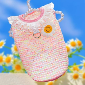 Chaleco de punto rosa y blanco para mascotas con cuello de encaje y adorno de margarita