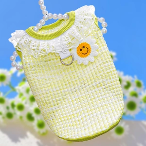 Chaleco de punto verde para mascotas con cuello de encaje y parche de girasol en perlas