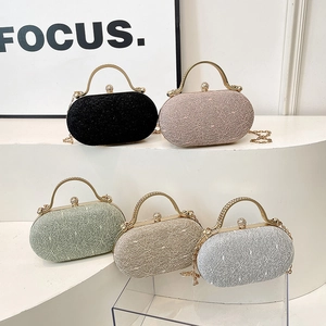 Eleganti borse da sera ovali in vari colori con manici in metallo e tracolla a catena
