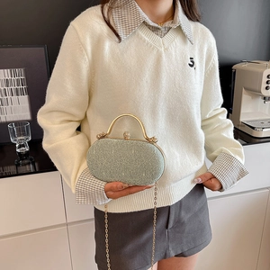 Elegante borsa da sera verde menta testurizzata con manico oro e chiusura diamante