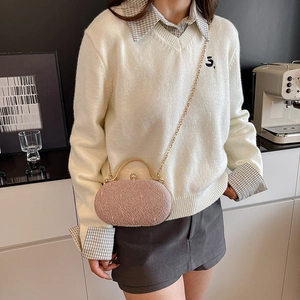 Elegante pochette rigida in pizzo rosa con manico e catena in metallo dorato