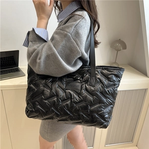 Grand sac cabas matelassé noir pour femme, sac fourre-tout léger et élégant à l'épaule
